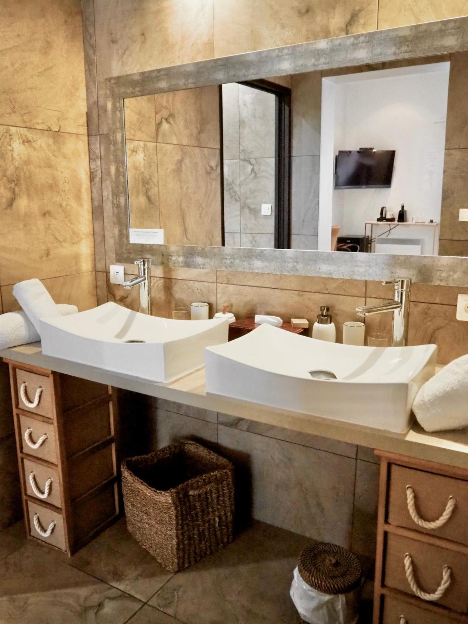 Le Jas De Joucas Hotel-Restaurant Экстерьер фото